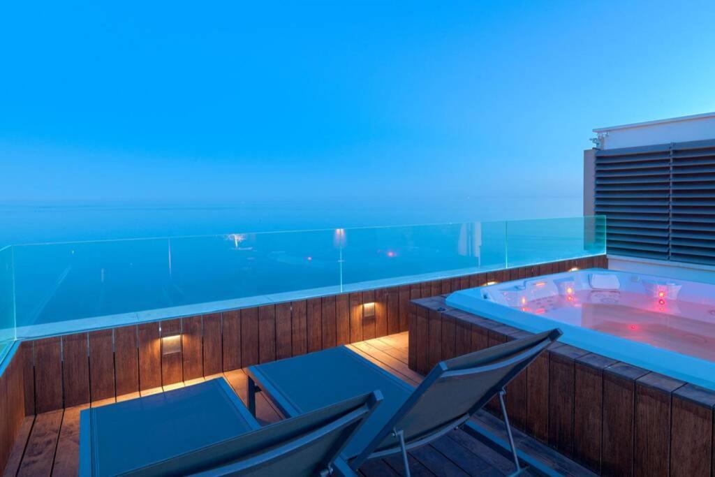 Апартаменты D&R Penthouse On The Beach Малага Экстерьер фото