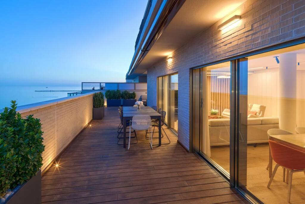 Апартаменты D&R Penthouse On The Beach Малага Экстерьер фото