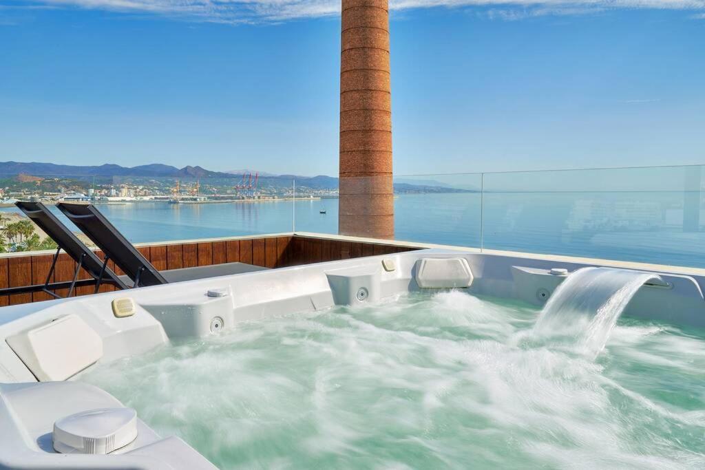 Апартаменты D&R Penthouse On The Beach Малага Экстерьер фото